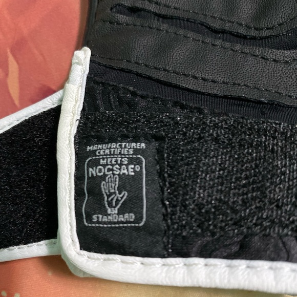 Cutters X40 C-Tack Revolution Black Football Gloves Men's Small - Picture 4 of 4